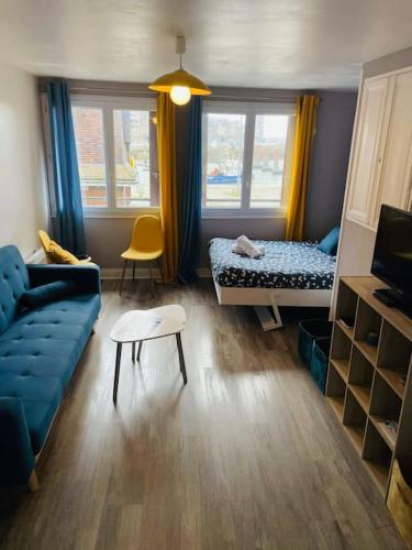 un salon avec un canapé et un lit dans l'établissement La cale, vue sur le port, à Dieppe
