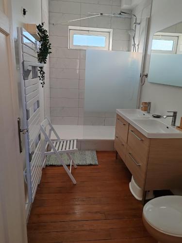 une salle de bain avec une baignoire, un lavabo et des toilettes dans l'établissement Villa Francette à 500m de la plage, à Ouistreham