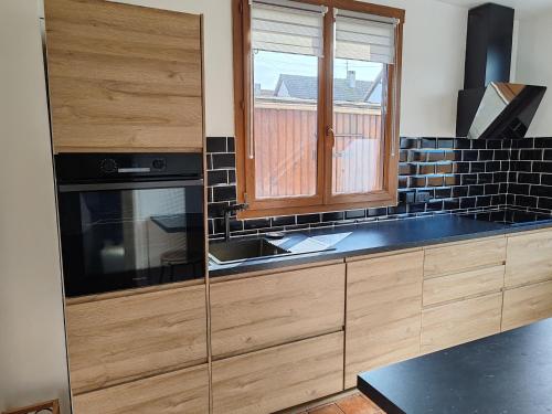 Cuisine ou kitchenette dans l'établissement Villa Francette à 500m de la plage