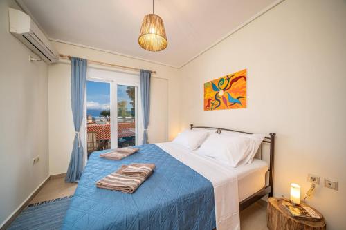 - une chambre avec un lit et une couverture bleue dans l'établissement Tethys-stylish living by the sea, à Karavomylos