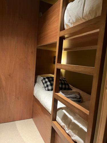 Poschodová posteľ alebo postele v izbe v ubytovaní Les Barmettes Appart rénové avec vue, parking et skis aux pieds
