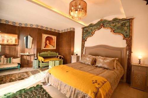 索利曼的住宿－Dar Al Makam - Adult Only，一间卧室配有一张特大号床。