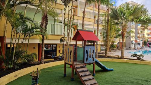 Hotel Chatur Costa Caletaの敷地内または近くにあるプール