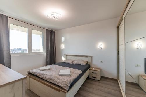 een slaapkamer met een bed en een grote spiegel bij Deluxe 3 rooms central Arad in Arad