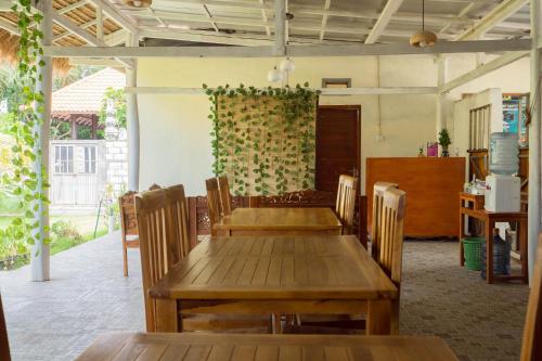 Χώρος καθιστικού στο Omah Nusa Villa RedPartner