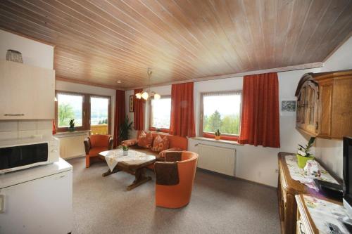 ein Wohnzimmer mit einem Sofa und einem Tisch in der Unterkunft Pension Haus Sonnenfels in Bodenmais