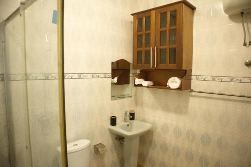 een badkamer met een toilet en een wastafel bij The Rubicon Cozy Studio Room 2 in Accra