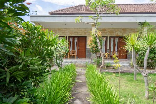 Κήπος έξω από το Omah Nusa Villa RedPartner