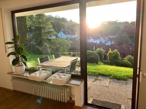 una finestra con tavolo e vista su un cortile di Appartement Abendsonne a Rotenburg an der Fulda