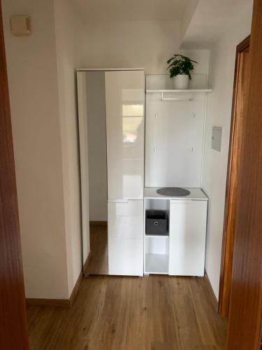 un frigorifero bianco in una stanza con una pianta di Appartement Abendsonne a Rotenburg an der Fulda
