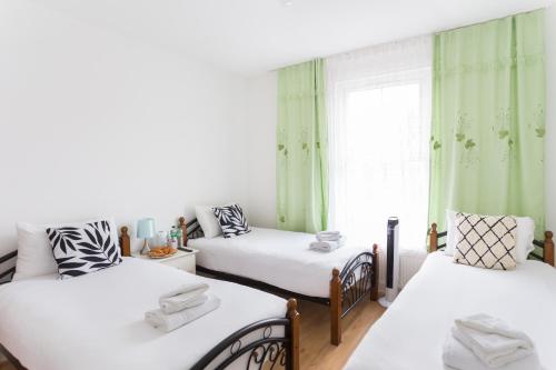 Postel nebo postele na pokoji v ubytování Wood Green Budget Rooms - Next to Mall & Metro Station - 10 Min to City Center