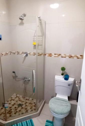 uma casa de banho com um chuveiro e um WC. em Indigo Bay 29 em Margate