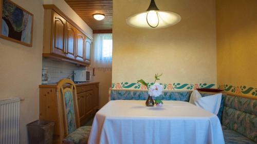 um quarto com uma mesa com uma toalha de mesa branca em Gästehaus Nocker em Seefeld no Tirol