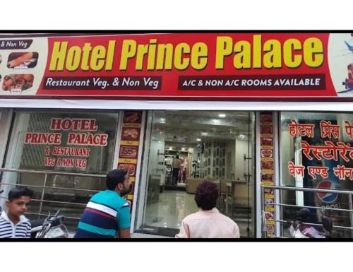 een groep mensen die voor een hotel prins paleis staan bij Hotel prince palace & restaurant , Ajmer in Ajmer