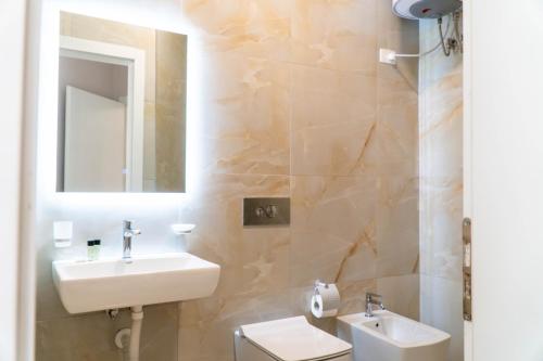 een badkamer met een wastafel en een spiegel bij Signature apartment 10 in Tirana