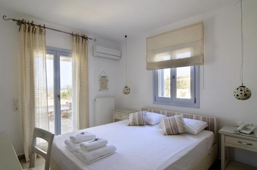 a bedroom with a bed with towels on it at Villa St' Astra in Koufonisia