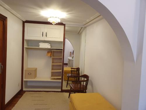 una camera con armadio, tavolo e sedie di Erkiaga Etxea a Lekeitio