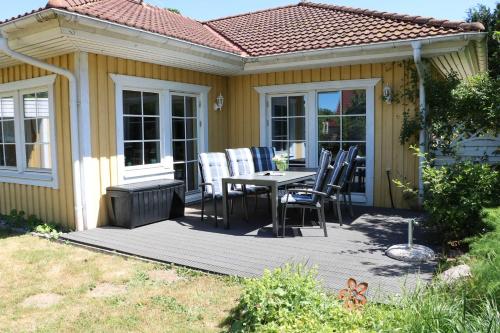 un patio con mesa y sillas en una terraza en Ferienwohnungen Polchow - direkt am Wasser, en Polchow