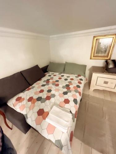 トリエステにあるBeyond8 LuxurySuiteの小さなベッドルーム(ベッド1台、テーブル付)