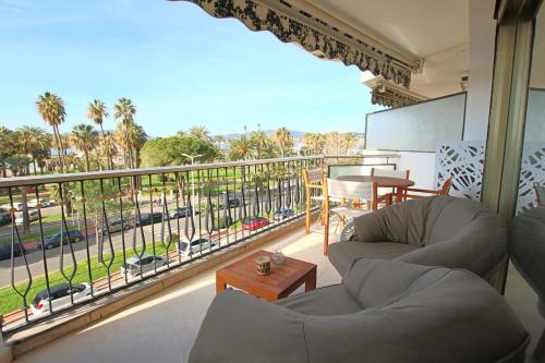 COMPLETELY RENOVATED APARTMENT ON BLD CROISETTE, 3 PARENTAL BEDROOMS