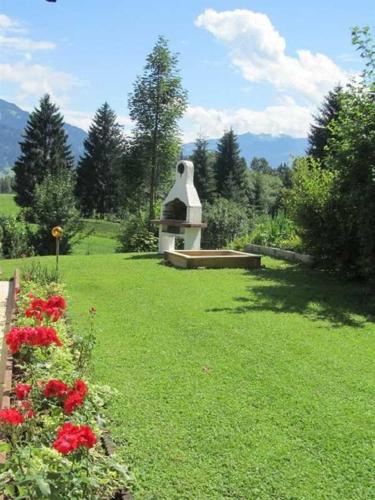a garden with a statue in the middle of a field at Appartements Wörgötter Astrid & Sepp in Rettenbach