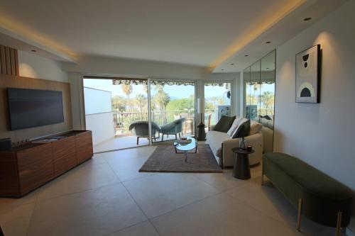COMPLETELY RENOVATED APARTMENT ON BLD CROISETTE, 3 PARENTAL BEDROOMS