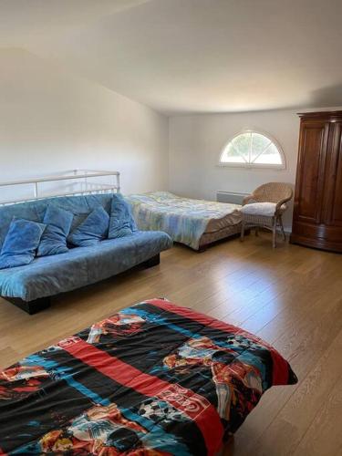 un salon avec un lit et un canapé dans l'établissement Maison au calme avec vue sur mer 200 m de la mer, à Bretignolles-sur-Mer