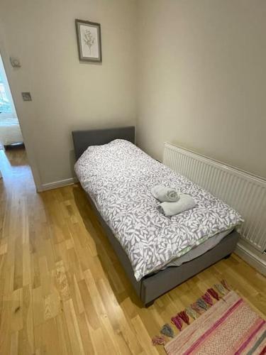 Katil atau katil-katil dalam bilik di Whole Flat Close To Wembley
