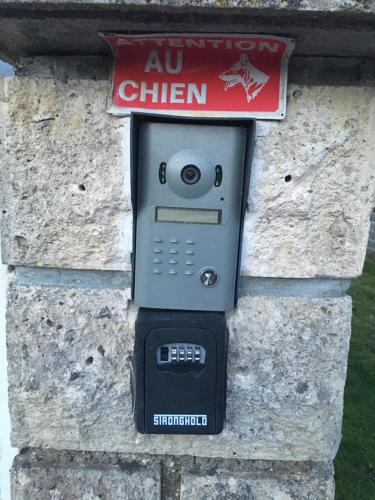 a cell phone is attached to a stone wall at JARDIN DE CAMPAGNE in Ully-Saint-Georges