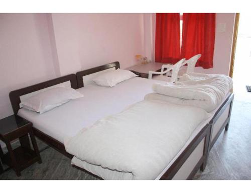Postel nebo postele na pokoji v ubytování Motel Dev, Devprayag
