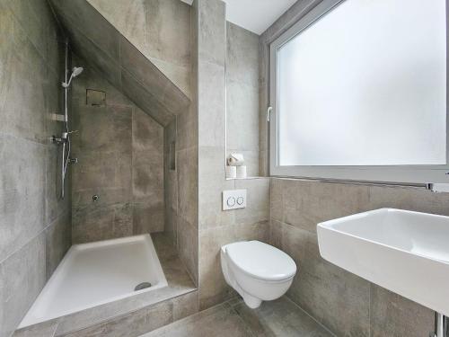 een badkamer met een toilet, een bad en een wastafel bij RAJ Living - 3 Zimmer Wohnung mit Balkon - 25 Min zur Messe DUS in Heiligenhaus