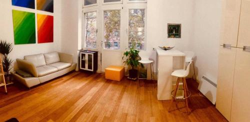 ein Wohnzimmer mit einem Sofa und einem Tisch in der Unterkunft Stadtmitte Wiesbaden in Wiesbaden