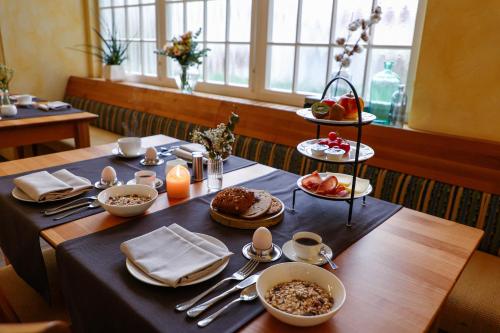 einen Tisch mit Teller mit Lebensmitteln darüber in der Unterkunft Hotel Kickert in Mettendorf
