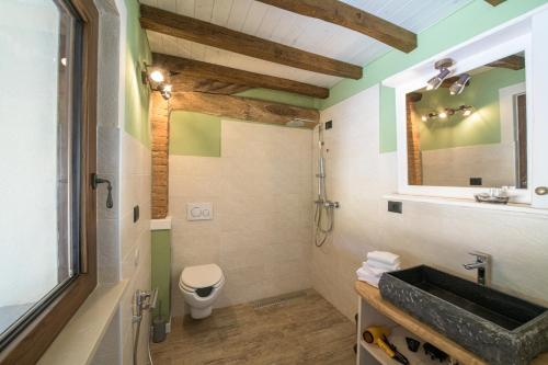 uma casa de banho com um lavatório e um espelho em Agriturismo Fontanassa em Gavi