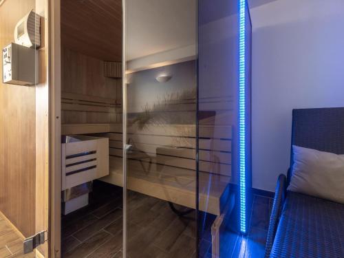 una piccola camera da letto con doccia in vetro e letto di Appartementresidenz 4 Seasons a Timmendorfer Strand