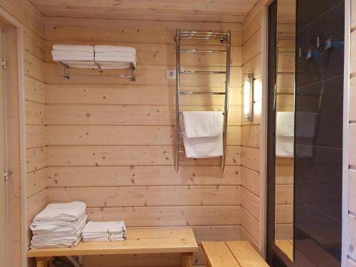 una sauna con banco y toallas en una habitación en Villa Kägöne, en Parikkala