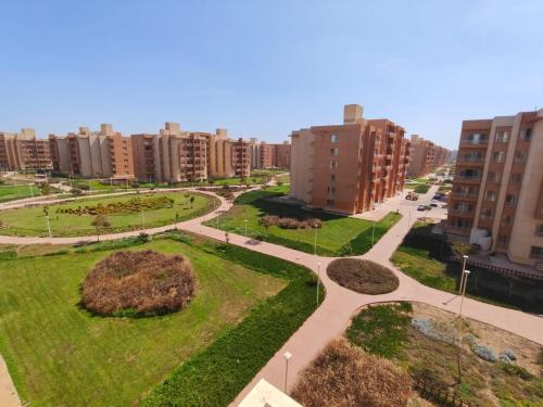 a park in the middle of a city with tall buildings at شقة مفروشة بالقاهرة مدينة وصال الشروق in Madīnat ash Shurūq