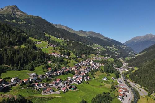 een luchtzicht op een dorp in de bergen bij Gasthof Hirschen in Kappl