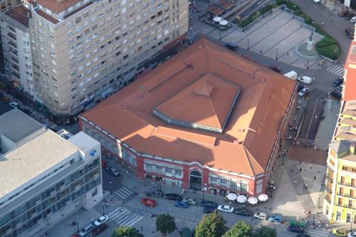 una vista aérea de un edificio con techo naranja en Hostal San Felix, en Gijón