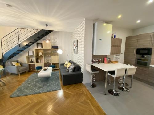- un salon avec un bureau et un escalier dans l'établissement La Bonneterie grand appartement Part Dieu de charme pour 8 personnes, à Lyon