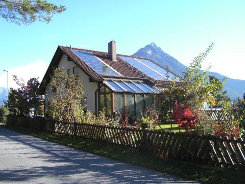 una casa con paneles solares en el techo en Apart Haus Florian en Imst