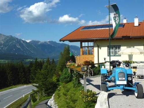 ein blauer LKW, der vor einem Haus parkt in der Unterkunft Haus Rigl in Vorberg