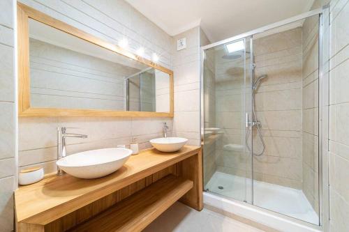 a bathroom with two sinks and a shower at L'Horizon- appartement 2 personnes à Bellepierre avec vue sur mer in Saint-Denis