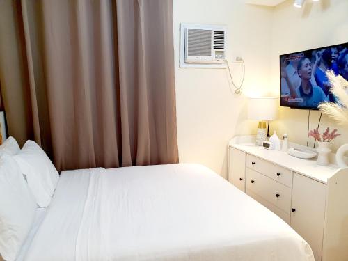 Cama ou camas em um quarto em Serenity Condo: Your Cozy Place At Stanford Suites 2 w/ Private Parking