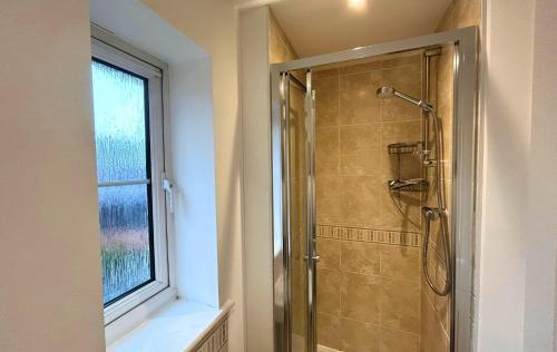 una doccia con porta in vetro accanto a una finestra di Wokingham Spectacular 2 Bedroom Penthouse a Bracknell