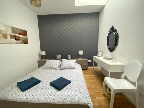 une chambre avec un lit, un lavabo et un miroir dans l'établissement La Bonneterie grand appartement Part Dieu de charme pour 8 personnes, à Lyon