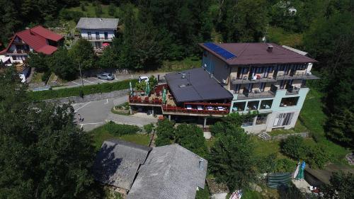 an aerial view of a large house in a village at Bed & Breakfast Zeleni Kut in Gornji Zvečaj