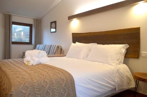 a hotel room with a bed with a towel on it at Quinta do Limite - Agroturismo in Covilhã