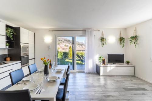 een keuken en eetkamer met een tafel en stoelen bij casa serena e alice in Lenno