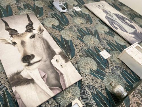 un dessin d’une chèvre sur une table dans l'établissement La Bonneterie grand appartement Part Dieu de charme pour 8 personnes, à Lyon